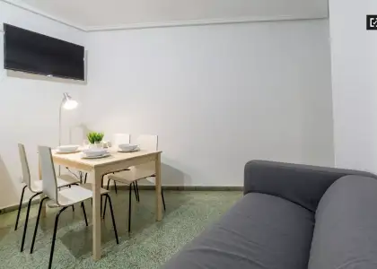 Acogedora habitación en alquiler en apartamento de 5 dormitorios - El Pla del Real en Valencia