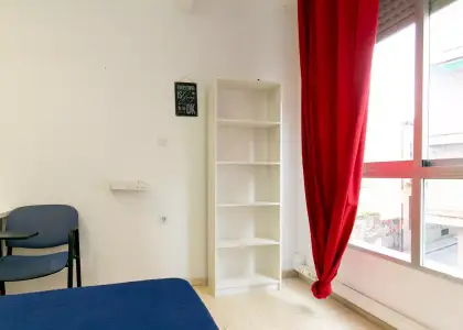 Alquiler de habitaciones en piso de 6 habitaciones en Granada en Granada