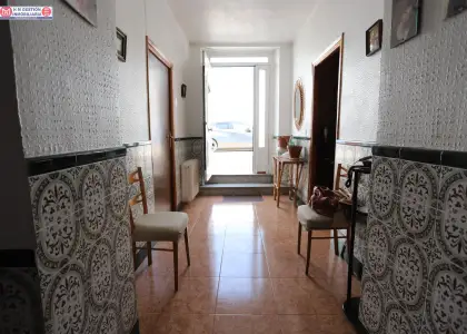 Amplia Casa en Campo de Criptana con Patio y Dos Viviendas Completas por €130,000 en Campo de Criptana