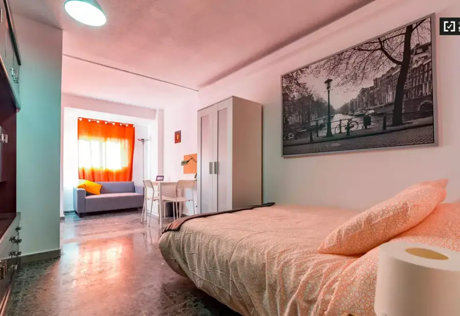 Amplia habitación con cama doble en alquiler en Quatre Carreres en Valencia