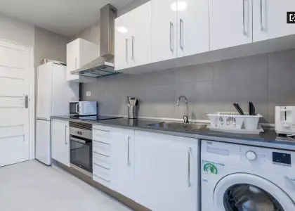 Amplia habitación en un apartamento de 5 dormitorios en Russafa, Valencia en Valencia