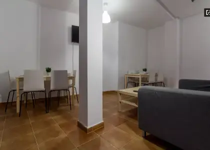 Amplia habitación en un apartamento de 7 habitaciones, Ciutat Vella en Valencia