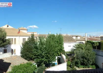 Apartamento amueblado de un dormitorio con calefacción por gas, aire acondicionado en habitación y salón, PLAZA DE GARAJE y trastero. Ubicado junto a Plaza del Arenal. en Alcázar de San Juan