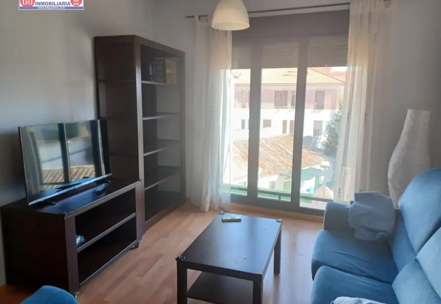 Apartamento amueblado de un dormitorio con calefacción por gas, aire acondicionado en habitación y salón, PLAZA DE GARAJE y trastero. Ubicado junto a Plaza del Arenal. en Alcázar de San Juan