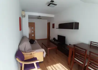 Apartamento seminuevo, céntrico con piscina comunitaria, aire acondicionado y Plaza de Garaje en Alcázar de San Juan