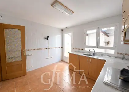 Casa adosada en venta con patio y garaje amplio en Argamasilla de Alba