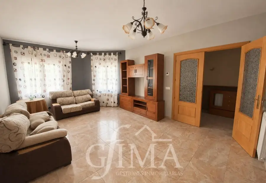 Casa adosada en venta con patio y garaje amplio en Argamasilla de Alba