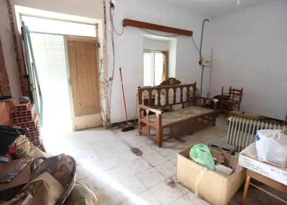CASA PARA REFORMA ÍNTEGRA O DERRIBO CON 95 m2 DE PARCELA UBICADA JUNTO A AVDA DE QUERO, PRÓXIMA AL HOSPITAL en Alcázar de San Juan