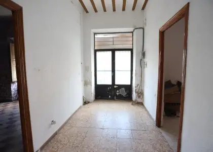 CASA PARA REFORMA ÍNTEGRA PRÓXIMA A PLAZA DEL ARENAL CON 375 m2 DE PARCELA Y 225 m2 DE PATIO en Alcázar de San Juan