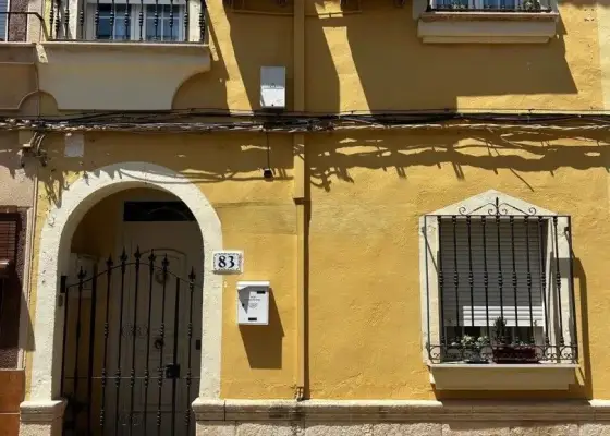 Chalet en venta en Alcázar De San Juan, Zona Renfe, de 140 m2 con 3 dormitorios, 2 baños y trastero por 84.000 €, Ref. 0452