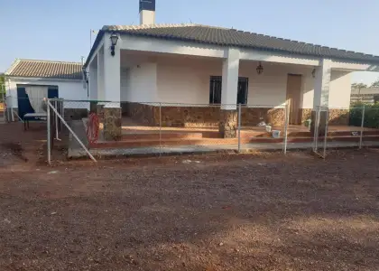 CHALET situado en LAS ENCARNADILLAS (zona virgen del socorro) en Argamasilla de Calatrava