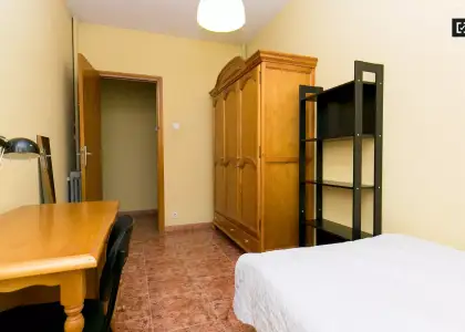 Cómoda habitación con armario independiente en el apartamento de 4 dormitorios, Realejo en Granada