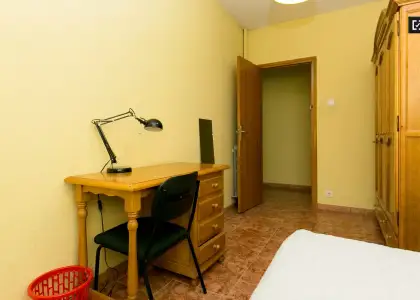 Cómoda habitación con armario independiente en el apartamento de 4 dormitorios, Realejo en Granada
