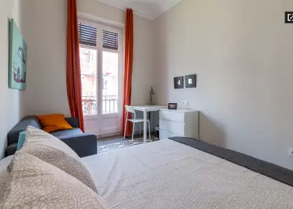 Cómoda habitación en un apartamento de 6 habitaciones, L'Eixample en Valencia