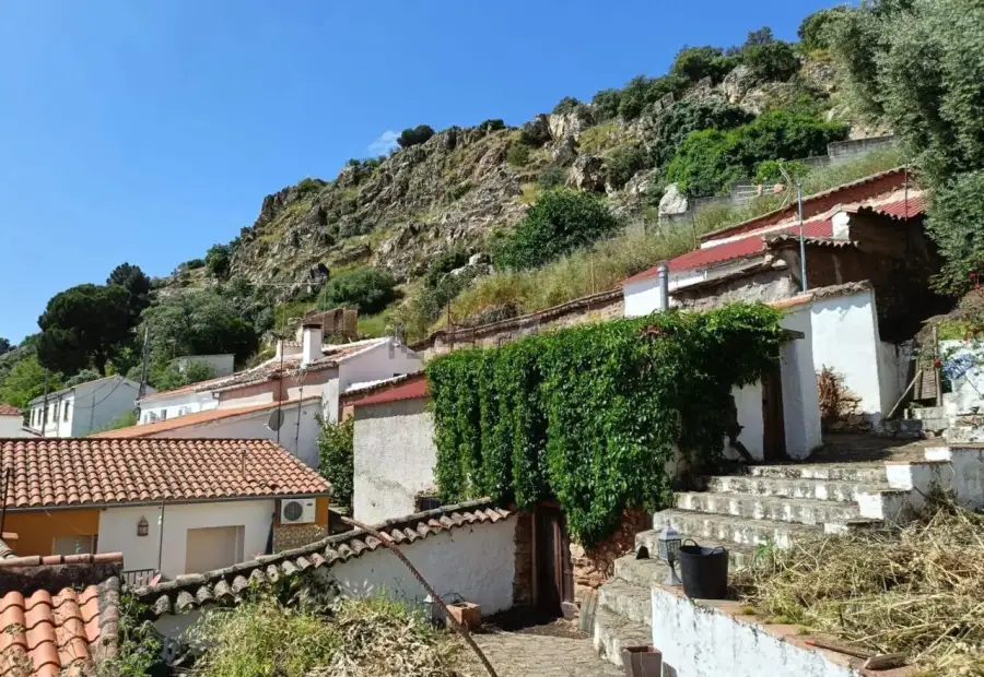 Conjunto Rural con Licencia Turística y Jardín de 200m² en el Centro de Fuencaliente en Fuencaliente