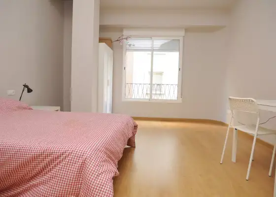 Enorme habitación con escritorio en el departamento compartido, Ciutat Vella en Valencia