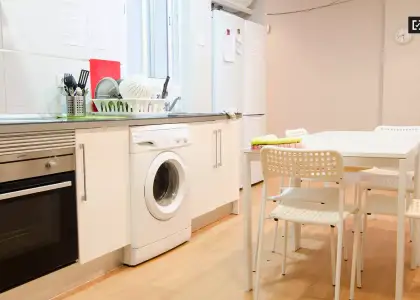 Habitación acogedora con cómoda en el apartamento compartido, Ciutat Vella en Valencia