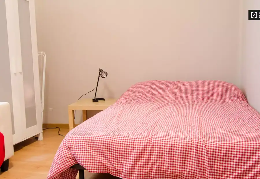 Habitación acogedora con cómoda en el apartamento compartido, Ciutat Vella en Valencia