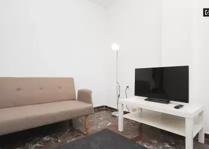 Habitación amueblada con amplio espacio de almacenamiento en piso compartido, Ronda en Granada