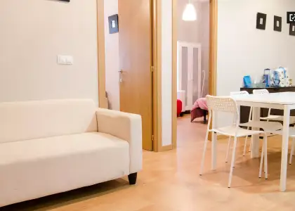 Habitación amueblada con balcón en piso compartido, Ciutat Vella en Valencia