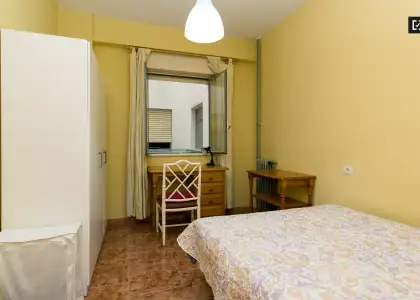 Habitación con ventana en el apartamento de 4 dormitorios, Realejo en Granada