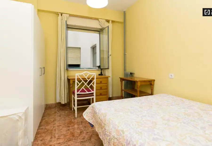 Habitación con ventana en el apartamento de 4 dormitorios, Realejo en Granada