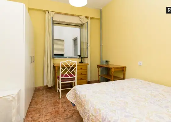 Habitación con ventana en el apartamento de 4 dormitorios, Realejo en Granada