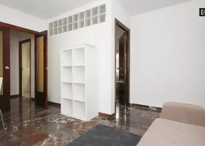 Habitación decorada con amplio espacio de almacenamiento en el apartamento compartido, Ronda en Granada