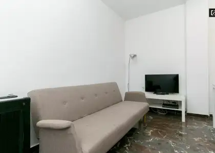 Habitación decorada con armario empotrado en piso compartido, Ronda en Granada