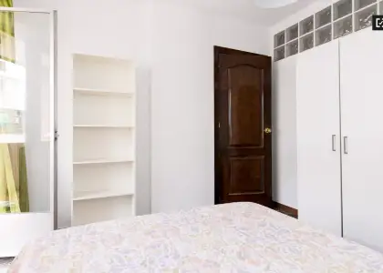 Habitación decorada con escritorio en piso compartido, Ronda en Granada