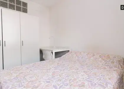 Habitación decorada con escritorio en piso compartido, Ronda en Granada