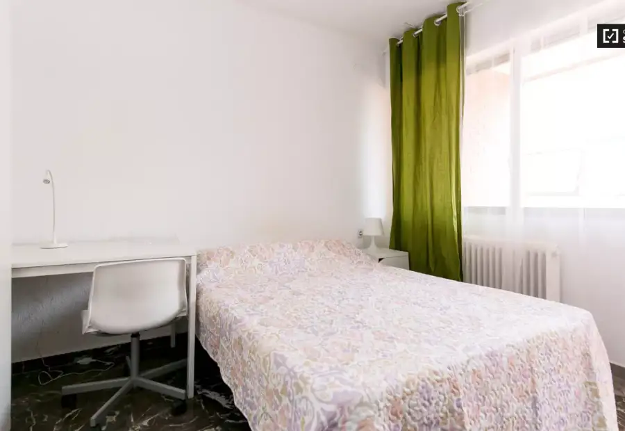 Habitación decorada con escritorio en piso compartido, Ronda en Granada