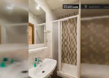 Habitación en piso compartido de 3 habitaciones en alquiler en Santa Eulália en Barcelona