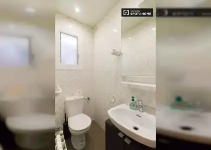 Habitación en piso compartido de 3 habitaciones en alquiler en Santa Eulália en Barcelona