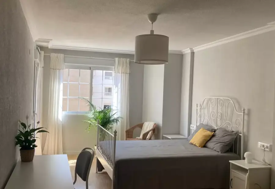 Habitación en piso compartido de 4 habitaciones en Alicante - Solo mujeres profesionales en Alicante (Alacant)