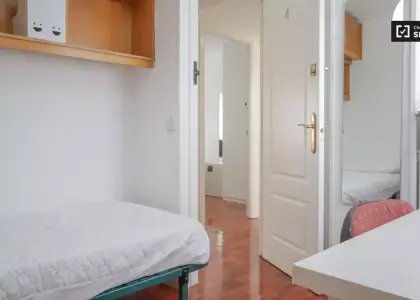 Habitación en piso compartido de 4 habitaciones en alquiler en Fontarrón, ideal para profesionales y estudiantes. en Madrid