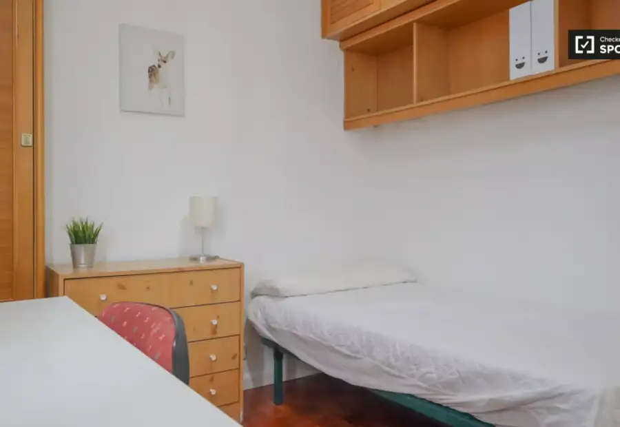 Habitación en piso compartido de 4 habitaciones en alquiler en Fontarrón, ideal para profesionales y estudiantes. en Madrid