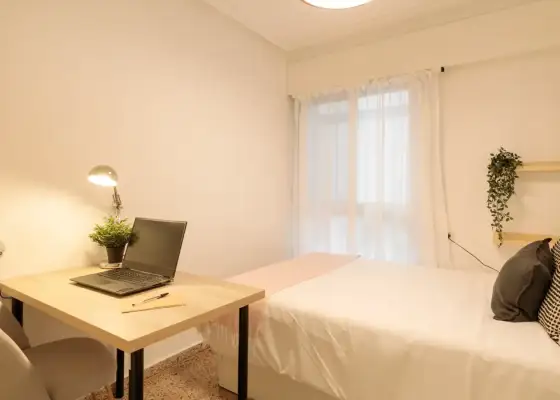Habitación en piso compartido de 5 habitaciones en Alicante, algunos gastos incluidos, solo para profesionales, se admiten estudiantes. en Alicante (Alacant)