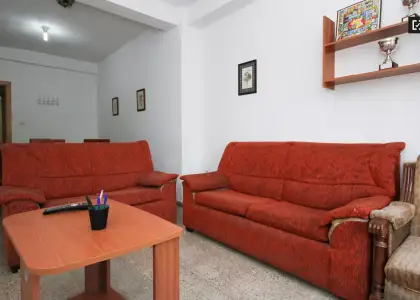 Habitación en un apartamento compartido de 15 habitaciones en alquiler en Pajaritos, ideal para mujeres y profesionales. en Granada