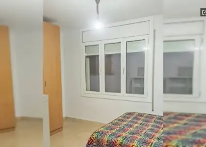 Habitación en un apartamento compartido de 4 habitaciones en El Carmelo, con todos los gastos incluidos. en Barcelona