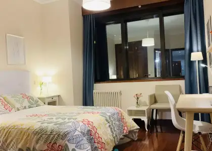 Habitación en un piso compartido de 4 habitaciones en alquiler en Indautxu, todos los gastos incluidos. en Bilbao