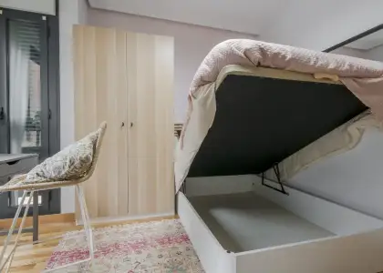 Habitación en un piso compartido de 5 dormitorios en alquiler en Legazpi. en Madrid