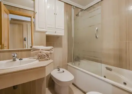 Habitación en un piso compartido de 5 dormitorios en alquiler en Legazpi. en Madrid