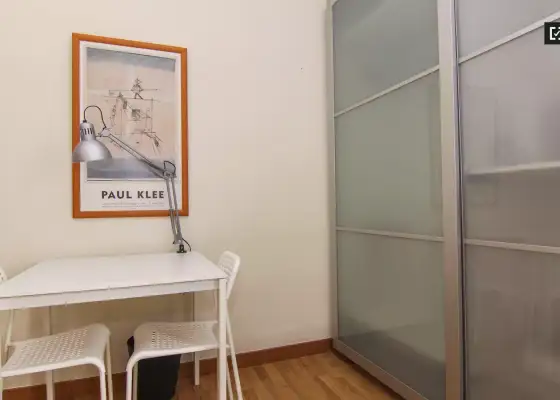 Habitación en un piso compartido de 5 habitaciones en alquiler en Russafa, gastos incluidos. en Valencia