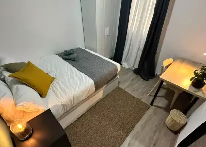 Habitación en un piso compartido de 5 habitaciones en Embajadores, todos los gastos incluidos, solo para profesionales y estudiantes. en Madrid