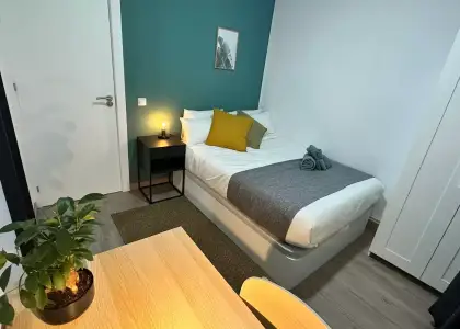 Habitación en un piso compartido de 5 habitaciones en Embajadores, todos los gastos incluidos, solo para profesionales y estudiantes. en Madrid
