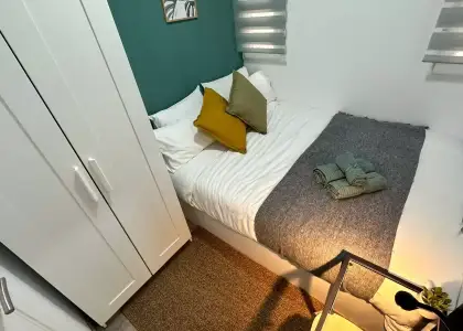 Habitación en un piso compartido de 5 habitaciones en Embajadores, todos los gastos incluidos, solo para profesionales y estudiantes. en Madrid