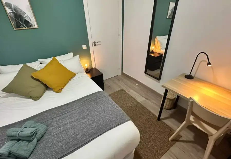 Habitación en un piso compartido de 5 habitaciones en Embajadores, todos los gastos incluidos, solo para profesionales y estudiantes. en Madrid