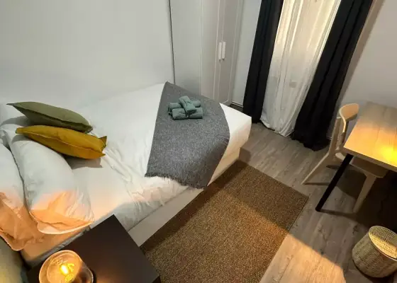 Habitación en un piso compartido de 5 habitaciones en Embajadores, todos los gastos incluidos, solo para profesionales y estudiantes. en Madrid