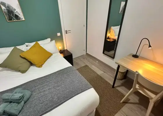 Habitación en un piso compartido de 5 habitaciones en Embajadores, todos los gastos incluidos, solo para profesionales y estudiantes. en Madrid